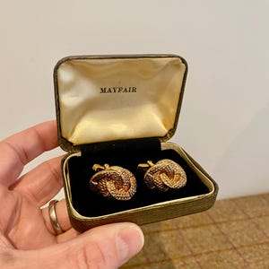Uno splendido paio di gemelli retrò color oro massiccio in una scatola portagioie vintage.