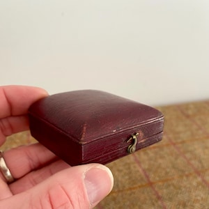 Wonderful Victorian Leather Vintage Brooch Box. Vintage Jewellery Box. Antique Jewelry Box. Old Jewelry Case.