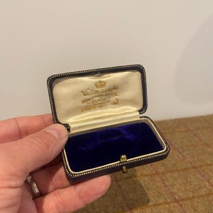 Vintage Scottish Jewelry Box for a brooch. Antique Jewellery Box. Vintage Leather Brooch Box. Glasgow Jewellers Shop Display case