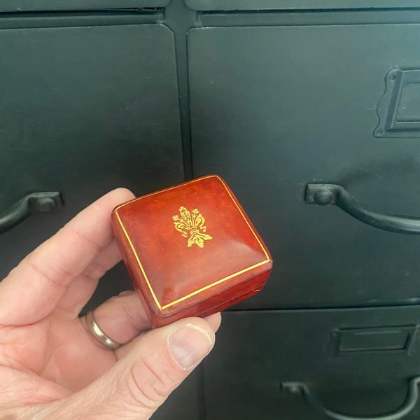 Wonderful Small Vintage Leather Trinket Box. Vintage Jewellery Box. Vintage Jewelry Box. Old Leather Jewelry Case.