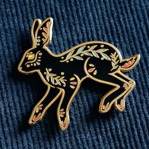 Emaille pin haas: goudkleurig metaal (konijn/konijn)
