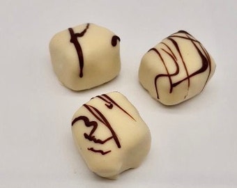 Edles Marzipan mit Eierlikör, weisse Schokolade. Confiserie, Marzipan. Praline. Geschenkidee Großeltern. Geschenk Freunde. Mitbringsel