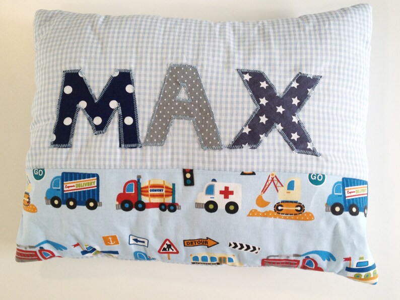 Almohada de almohada de bebé personalizada con nombre coches imagen 1