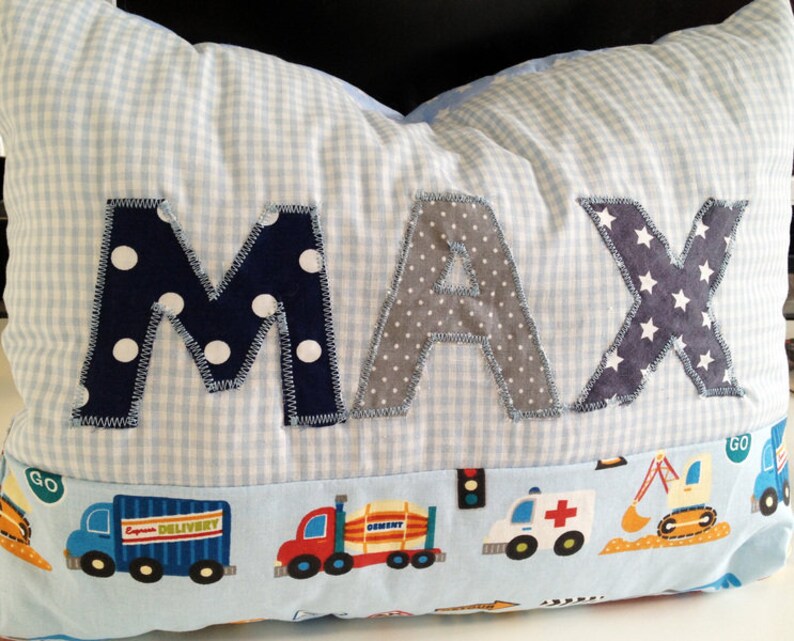 Almohada de almohada de bebé personalizada con nombre coches imagen 3