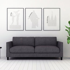 Puede incluir: Tres impresiones enmarcadas en negro con fondos blancos y texto negro. Las impresiones presentan las palabras "The Family", "The Living Christ" y "The Articles of Faith" en una fuente estilizada. El texto está dispuesto para formar la forma de una familia, una persona y un edificio de la iglesia.