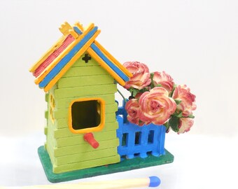 Kit for a birdhouse with plant holder on a scale of 1zu12