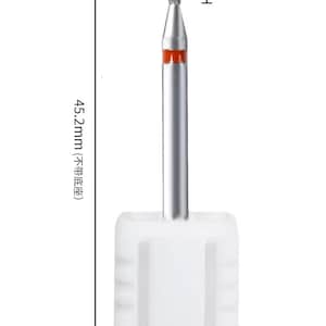 Puede incluir: Una broca para uñas con un eje plateado y una base blanca. El cabezal de la broca mide 1,65 mm de ancho y 8,5 mm de largo. La longitud total de la broca es de 4,52 cm.