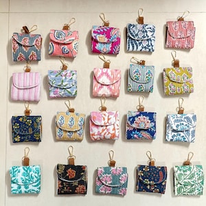 Portafoglio portamonete con stampa a blocchi a mano per AirPods, custodia per AirPods Pro, simpatici ciondoli per borse, custodia per AirPods 3 e 4, custodia per cuffie, idea regalo per la calza di Natale.