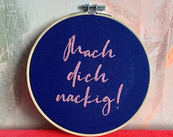 Handmade Wallhanger "Mach dich nackig!" | 16 cm | Stickrahmen | Wandbild | Dekoration | Wallhanging | Blau | Rosa