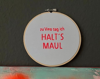 Handmade Wallhanger "zu Vino sag ich Halts Maul" | 16 cm | Stickrahmen | Wandbild | Dekoration | Wallhanging | Hellblau | Neonpink