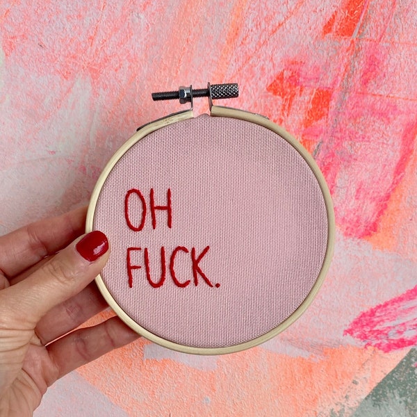 Handmade Wallhanger "OH FUCK“  | 11cm | Stickrahmen | Wandbild | Dekoration | Wallhanging | Rosa | Rot | Gallery Wall | textile Wandkunst