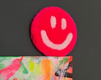 Handmade Wallhanger Tufting Smiley | 20 cm | Wandteppich | Wandbild | Dekoration | Wallhanging | Neonpink | Beige | Geschenk | Wolle | Emoji