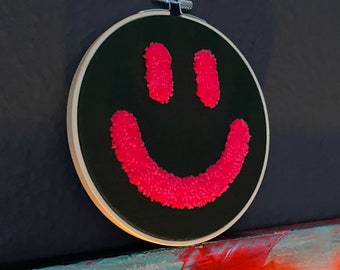 Handmade Wallhanger Smiley | 16 cm | Stickrahmen | Wandbild | Dekoration | Wallhanging | Grün | Neonpink | Punchneedle | Gallery Wall