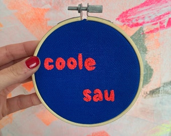 Handmade Wallhanger "coole sau" | 11cm | Stickrahmen | Wandbild | Dekoration | Wallhanging | Blau | Neonpink