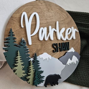 Letrero de madera redondo con nombre para colgar en la pared, con temática de bosque y naturaleza, para habitación de niños. Regalo para baby shower con árboles y montañas