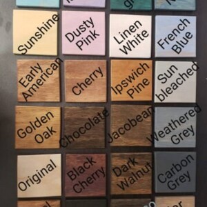 K&ouml;nnte beinhalten: Eine Farbkarte mit 18 verschiedenen Holzbeizfarben, darunter Aqua, Lavendel, Waldgr&uuml;n, Abgenutztes Marineblau, Sonnenschein, Stahliges Rosa, Leinenwei&szlig;, Franz&ouml;sisch Blau, Fr&uuml;h Amerikanisch, Kirsche, Ipswich Kiefer, Sonnengebleicht, Goldene Eiche, Schokolade, Original, Schwarze Kirsche, Dunkle Walnuss, Kohlegrau, Spezielle Walnuss, Ebenholz, Espresso und Heidekraut Rauch.