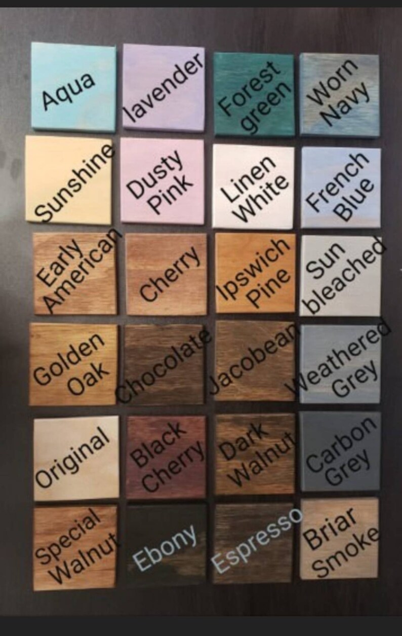 K&ouml;nnte beinhalten: Eine Farbkarte mit 18 verschiedenen Holzbeizfarben, darunter Aqua, Lavendel, Waldgr&uuml;n, Abgenutztes Marineblau, Sonnenschein, Stahliges Rosa, Leinenwei&szlig;, Franz&ouml;sisch Blau, Fr&uuml;h Amerikanisch, Kirsche, Ipswich Kiefer, Sonnengebleicht, Goldene Eiche, Schokolade, Original, Schwarze Kirsche, Dunkle Walnuss, Kohlegrau, Spezielle Walnuss, Ebenholz, Espresso und Heidekraut Rauch.