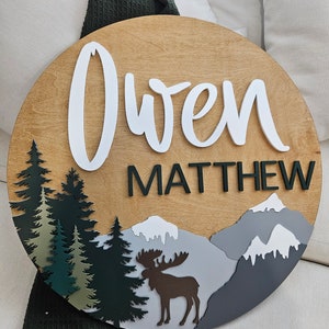 Letrero de madera redondo con nombre para colgar en la pared, con temática de bosque, naturaleza y bosque, para habitación de niños. Árboles y montañas, osos y alces