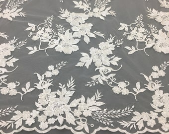 Tissu de dentelle florale brodée : dentelle de mariée à sequins et perles blanc cassé par mètre