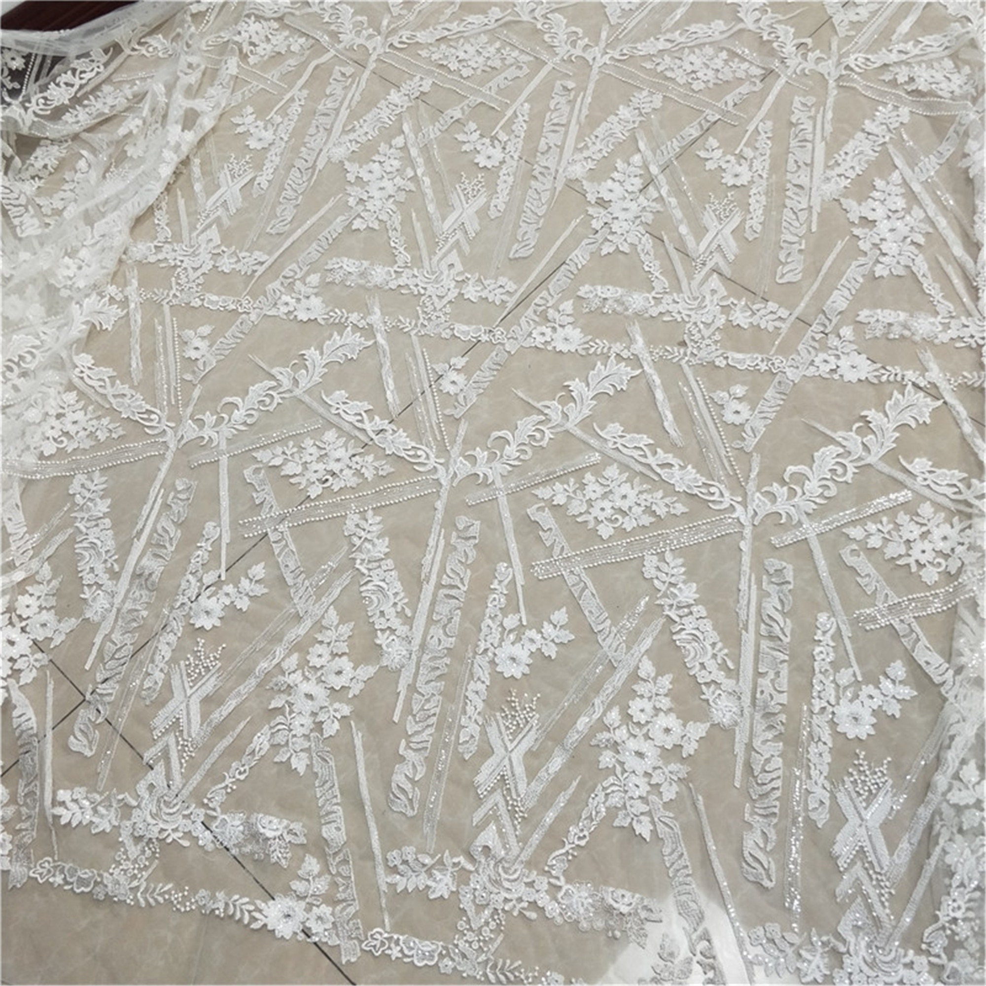 スパンコールの花柄刺繍レース生地：オフホワイトチュールブライダル 
