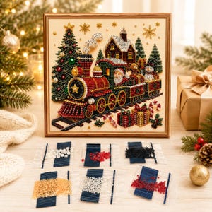 Puede incluir: Un kit de pintura de diamantes cuadrado que muestra un tren de vapor festivo con Santa Claus en la cabina, un árbol de Navidad decorado, una casa nevada y un muñeco de nieve. Se incluyen seis bolsas pequeñas de plástico con cuentas de resina.
