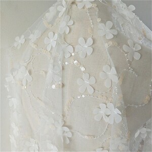 Kantstof bloemen pailletten: 3D-borduurwerk tule met kralen, kant bruidsjurk op maat gesneden
