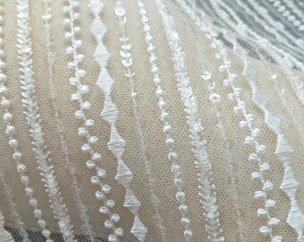 Tela de encaje bordado con lentejuelas y cuentas: encaje blanco roto para vestido de novia (51 pulgadas)