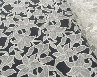 Tessuto in pizzo con ricamo floreale bianco sporco: materiale per abiti da sposa