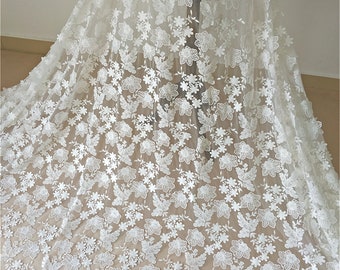 Tela de encaje de tul con bordado floral: encaje para vestido de novia color blanco roto. Se vende cortado a medida.