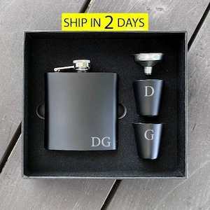 Mother's  And Father's Day gift Wedding Personalized Flask Set Custom Engraved Initials Hip Flask, Best Man Gift, Groomsmen Gift, Monogram