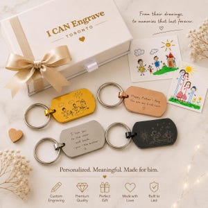 Peut inclure: Quatre porte-clés rectangulaires en métal doré, or rose, argenté et noir, chacun présentant des dessins ou des textes manuscrits gravés au laser. Ils sont accompagnés d'une boîte cadeau blanche avec un ruban doré et deux cartes.
