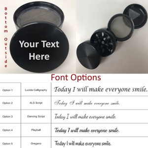 Puede incluir: Un molinillo de metal negro con tapa extra&iacute;ble y una malla. El molinillo tiene un dise&ntilde;o en la parte superior que dice "Your Text Here". La imagen muestra cinco opciones de fuente diferentes para el texto en el molinillo. El texto "Today I will make everyone smile." se muestra en cada opci&oacute;n de fuente.