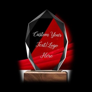 Könnte beinhalten: Ein facettierter Kristallpreis in Schwarz und Klar mit rotem Hintergrund und Holzsockel. Der Text "Custom Your Text/Logo Here" ist in weißer Schrift dargestellt. Der Preis ist zur Personalisierung bestimmt.