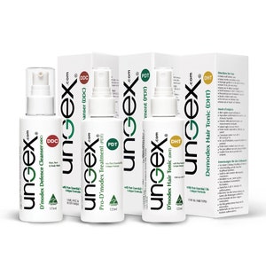 Puede incluir: Tres botellas blancas con etiquetas verdes y texto negro. Las botellas están etiquetadas como "D'modex Defence Cleanser (DDC)", "Pro-D'modex Treatment (PDT)" y "D'modex Hair Tonic (DHT)". Las botellas son todas de 125 ml y tienen una boquilla de pulverización. Las botellas están sobre un fondo blanco.