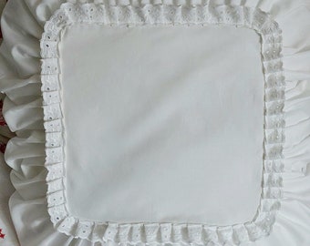 Romantic cushion white with lace - 50 x 50 cm square