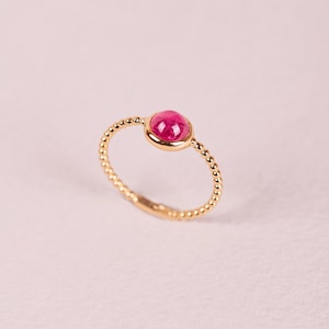 Lotus ring in regenerated 18k gold with cabochon pink tourmaline