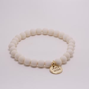 Pulseras ABI 2025 con colgantes y grabado en negro, blanco, crema. Pulseras de cuentas para toda la clase como recuerdo o idea de regalo