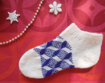 May include: A white ankle sock featuring a blue and purple argyle diamond pattern on the foot section. The sock is knitted with a soft, fuzzy texture and has a ribbed cuff at the top. The date 2018/11/02 is printed in the bottom right corner.