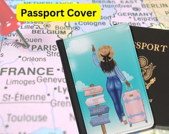 Puede incluir: Una funda de pasaporte con un diseño azul y blanco que presenta a una mujer con un sombrero de paja y una maleta. El texto en el cartel dice "Viaje de vacaciones, Vacaciones, Aventura".