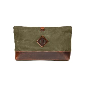DRAKENSBERG Toiletry Bag Otis Forest-Green, handmade wash bag for men made from waxed canvas and hardened leather. image 5