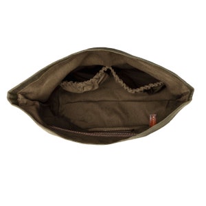 DRAKENSBERG Toiletry Bag Otis Forest-Green, handmade wash bag for men made from waxed canvas and hardened leather. image 8