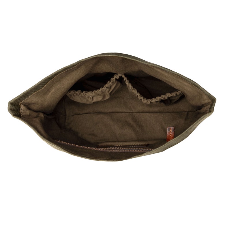 DRAKENSBERG Toiletry Bag Otis Forest-Green, handmade wash bag for men made from waxed canvas and hardened leather. image 8