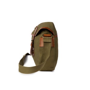 DRAKENSBERG Messenger Bag Felix vert olive, serviette vintage compacte & sac à bandoulière pour hommes en toile durable cuir image 5