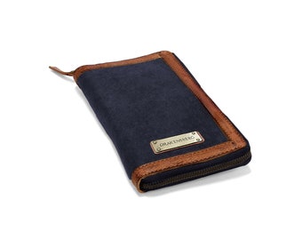 DRAKENSBERG Reisebrieftasche »Travis« Marine-Blau, handgemachtes Reise-Geldbörse & Portemonnaie für Herren aus nachhaltigem Canvas + Leder