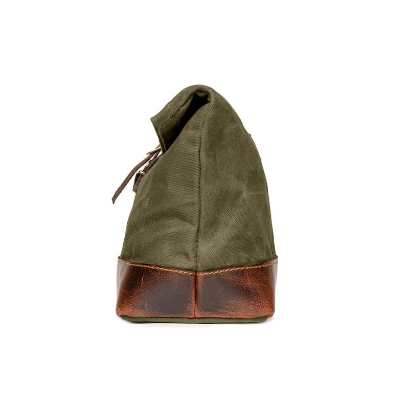 DRAKENSBERG Toiletry Bag Otis Forest-Green, handmade wash bag for men made from waxed canvas and hardened leather. image 2