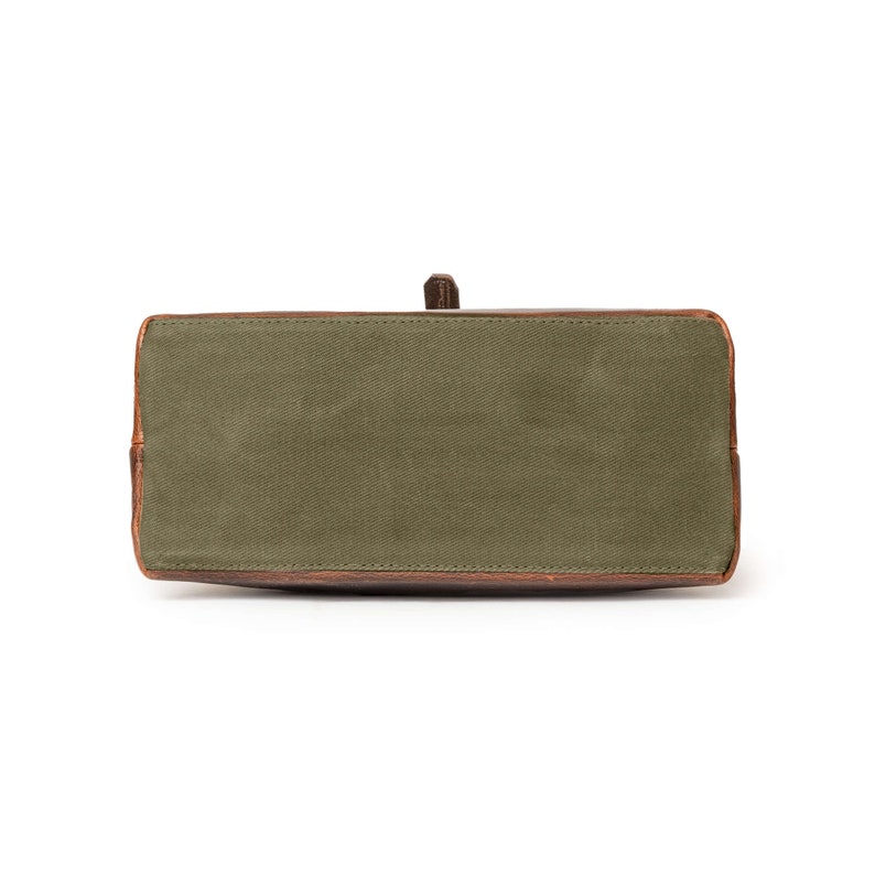 DRAKENSBERG Toiletry Bag Otis Forest-Green, handmade wash bag for men made from waxed canvas and hardened leather. image 6