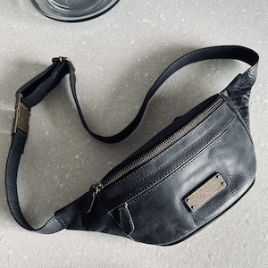 DRAKENSBERG Bum Bag Mel Vintage-Black, handmade fanny pack & shoulder bag for men made from sustainable premium leather imagem 3