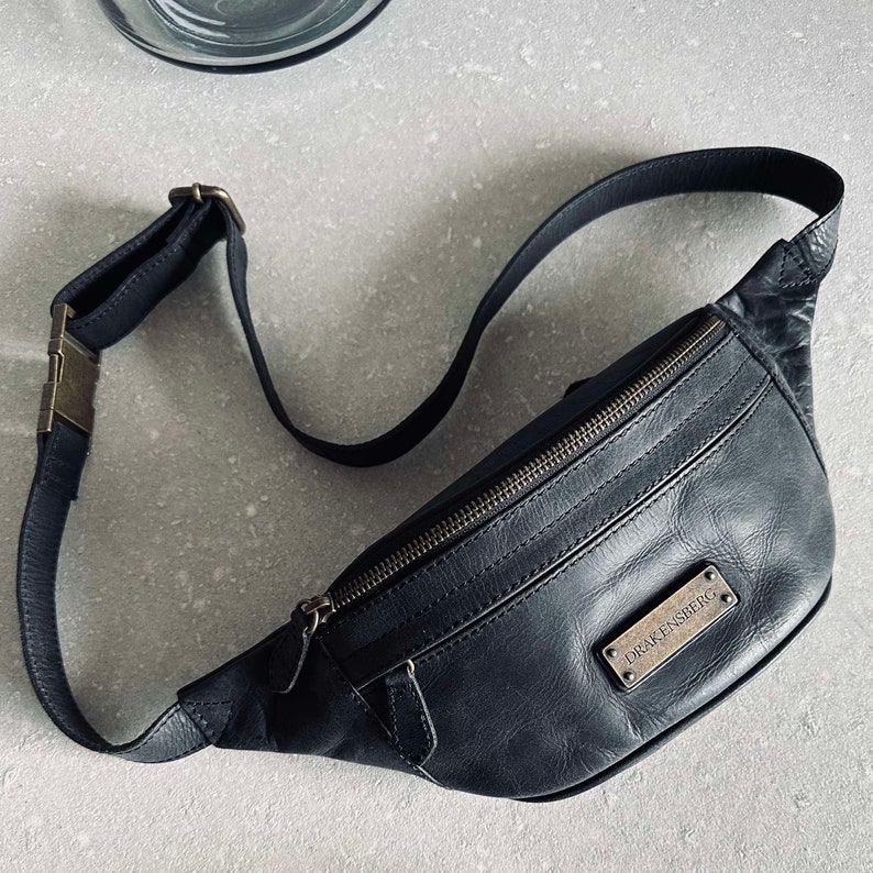 DRAKENSBERG Bum Bag Mel Vintage-Black, handmade fanny pack & shoulder bag for men made from sustainable premium leather imagem 3