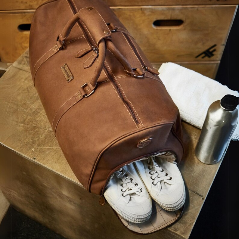 DRAKENSBERG Weekender »Finn« Havana brown, handmade travel bag & sports bag with shoe compartment for men | sustainable leather image 3