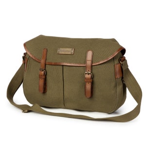 DRAKENSBERG Messenger Bag Felix Oliv-Grün, kompakte vintage Aktentasche & Umhängetasche für Herren aus nachhaltigem Canvas Leder Bild 1